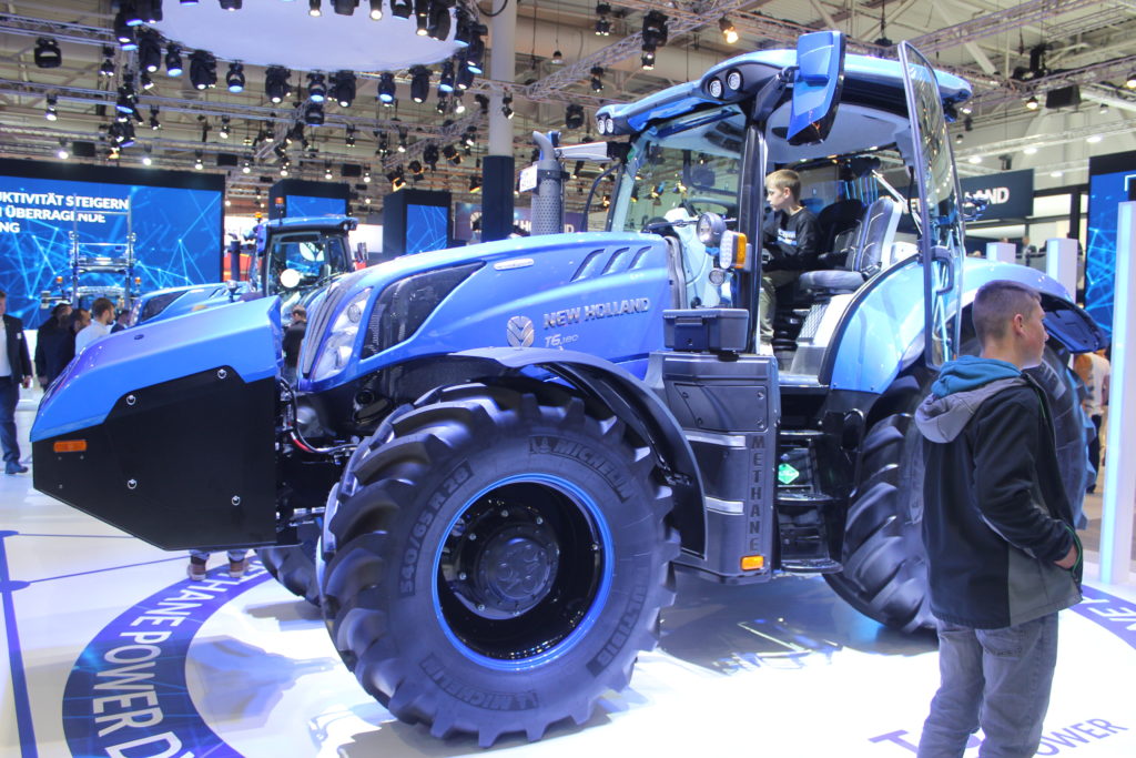 Traktor T6.180 Methane Power může jezdit buď na stlačený biometan, nebo na stlačený zemní plyn (CNG).