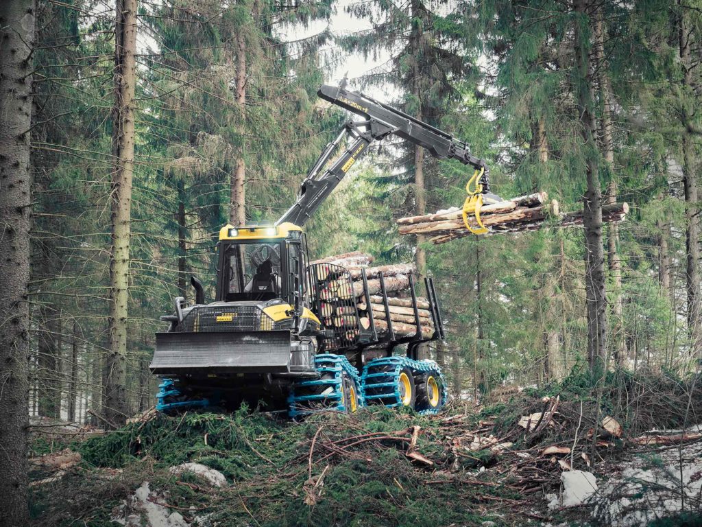 Ponsse Bison Active Frame je osmikolový model s kapacitou na 16 000 kilogramů dřeva, zvláště vhodný v případech, že je zapotřebí dřevo transportovat na delší vzdálenost.