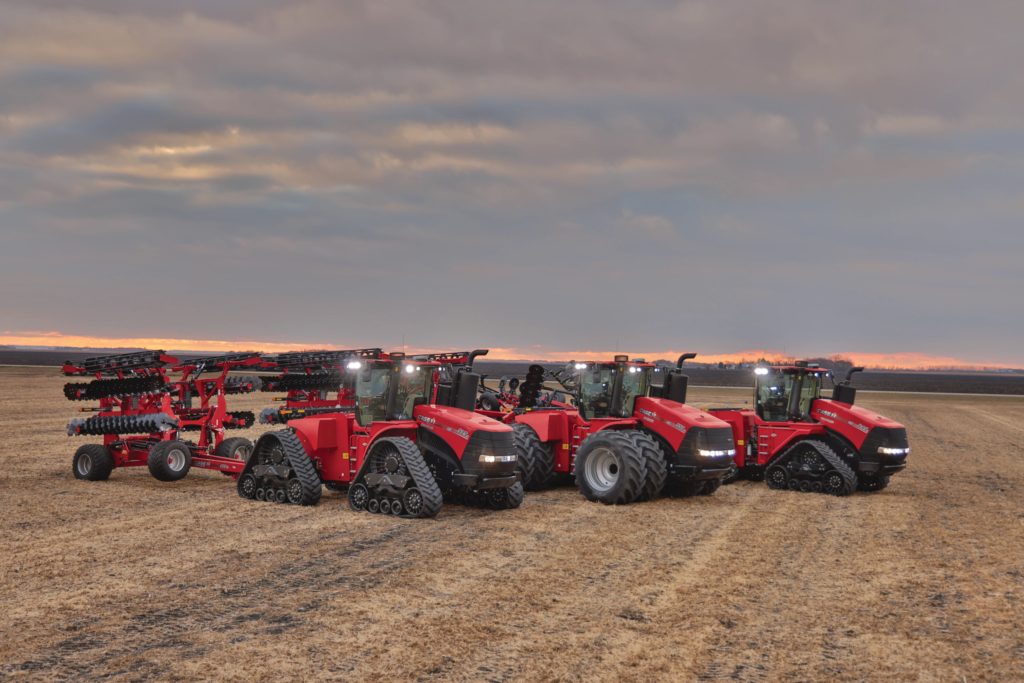 Steiger modelový rok 2024 se pyšní také vylepšeními kabiny, jako je nová střecha s integrovanými madly, nová stropní konzola, vylepšená montáž monitoru a volitelný prémiový zvukový systém