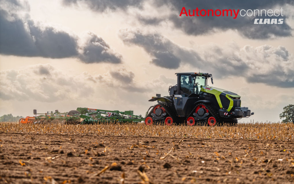 Autonomní Claas Xerion s kypřičem pracuje na poli