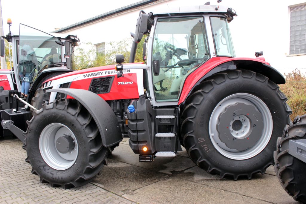 Traktor Massey Ferguson 7S.210 