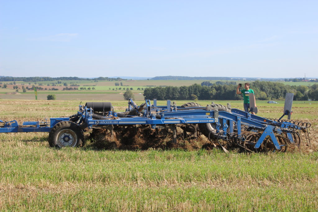 Quadro pozemek kvalitně prokypřilo do hloubky 12 cm, celoplošně podřízlo zpracovávaný profil, zamíchalo rostlinné zbytky a vytvořilo drobtovitou strukturu půdy