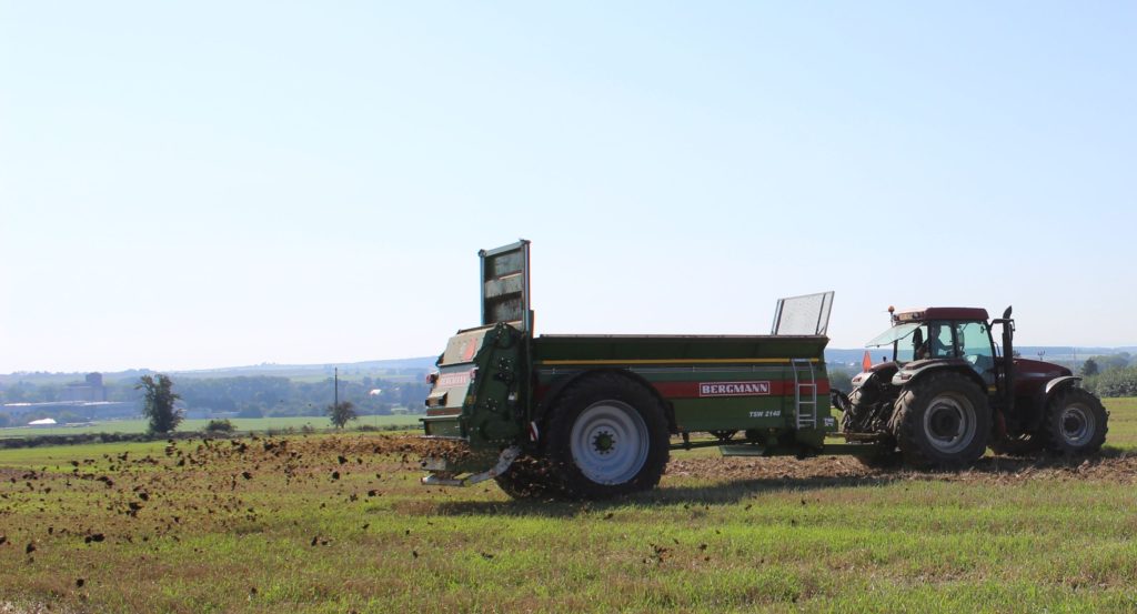 Nízkopodlažní rozmetadlo Bergmann TSW 2140 E při aplikaci hnoje  