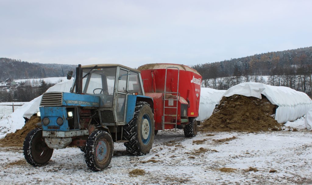 Míchací krmný vůz je agregován s téměř historickým, ale naprosto spolehlivým traktorem a dostačujícím traktorem Zetor Crystal 8011