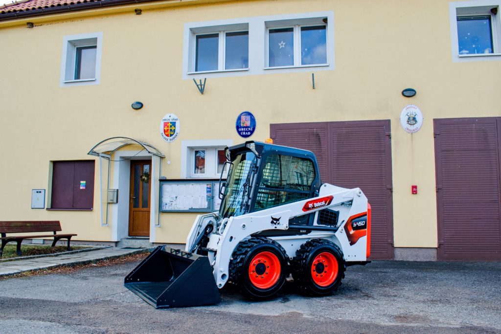 Smykem řízený nakladač Bobcat S450 spolu s potřebným příslušenstvím byl darován obci Daleké Dušníky