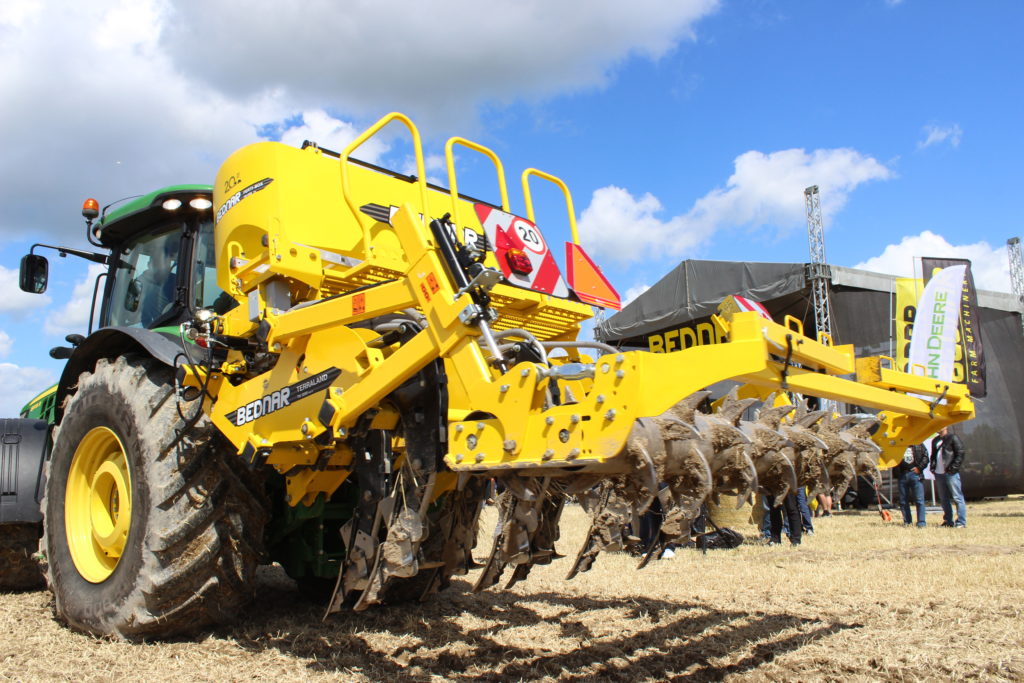 Terraland TN 3000 HD 7R Profi je nesený model dlátového pluhu výrobce BEDNAR FMT s hydraulickým jištěním pracovních orgánů.