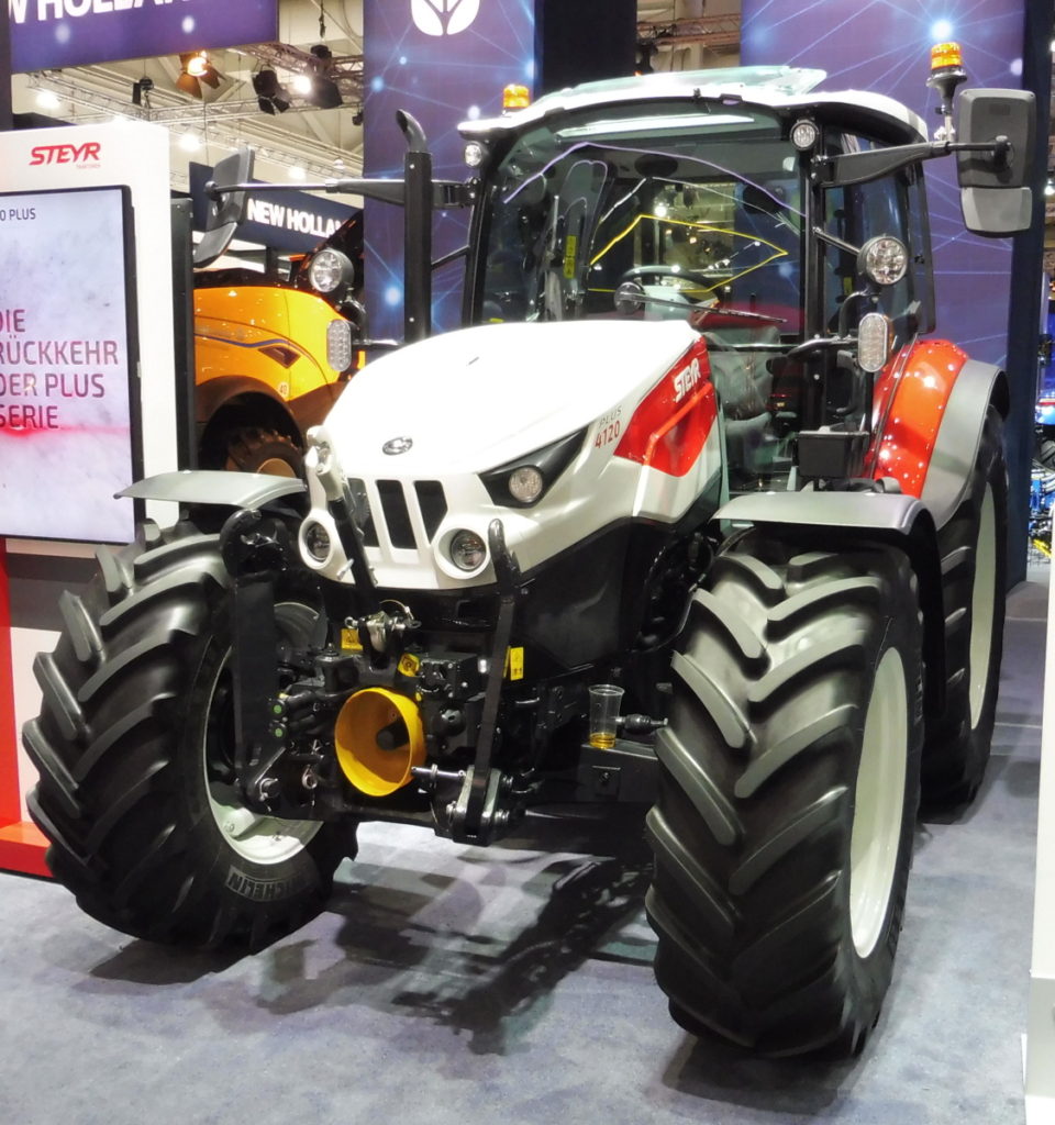 Farmářský traktor s předním zvedacím zařízením a vývodovým hřídelem