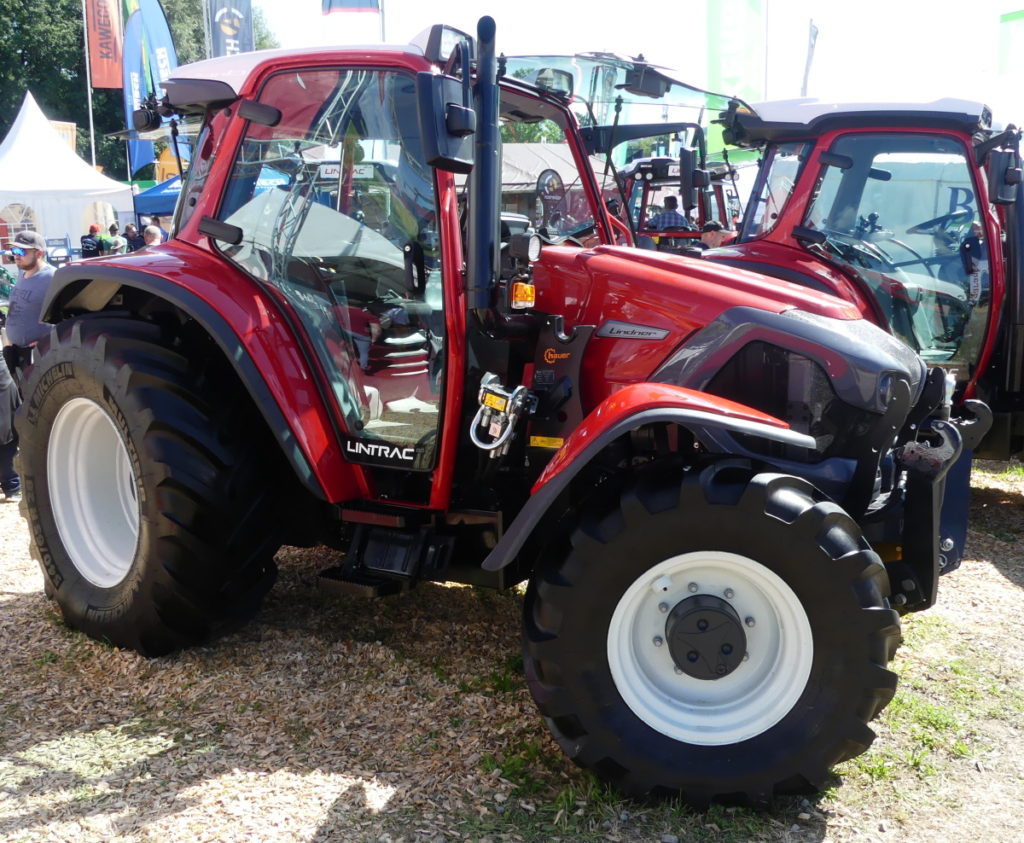 Speciální traktory mají řízené obě nápravy