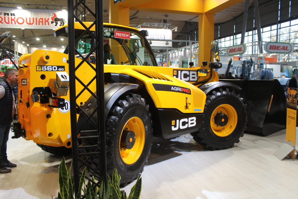 Druhou novinkou je JCB Loadall 560-80 Agri Pro, nejvýkonnější model rodiny teleskopických manipulátorů JCB v kategorii šesti tun. 