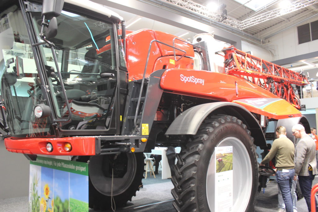 Prezentace samojízdného postřikovače iXdrive S6 na stánku Kvernelandu na Agritechnice.