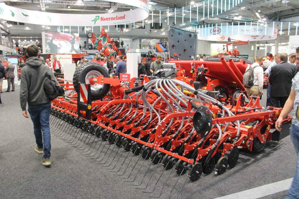 Na svém stánku v průběhu mezinárodního veletrhu Agritechnica 2023 prezentoval Kverneland nový nesený secí stroj o velkém záběru, f-drill CB . 