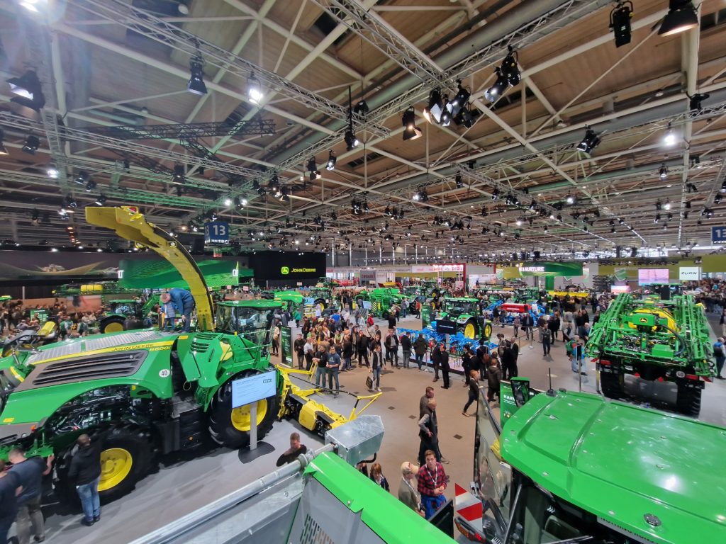 Pohled na nový koncept expozice společnosti John Deere. Hlavními taháky výrobce byly autonomní traktor 8RX, nový model samojízdného postřikovače či systém See & Spray