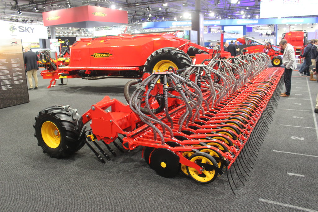 Širokozáběrový secí stroj Inspire 1200C/S na stánku výrobce na Agritechnice.