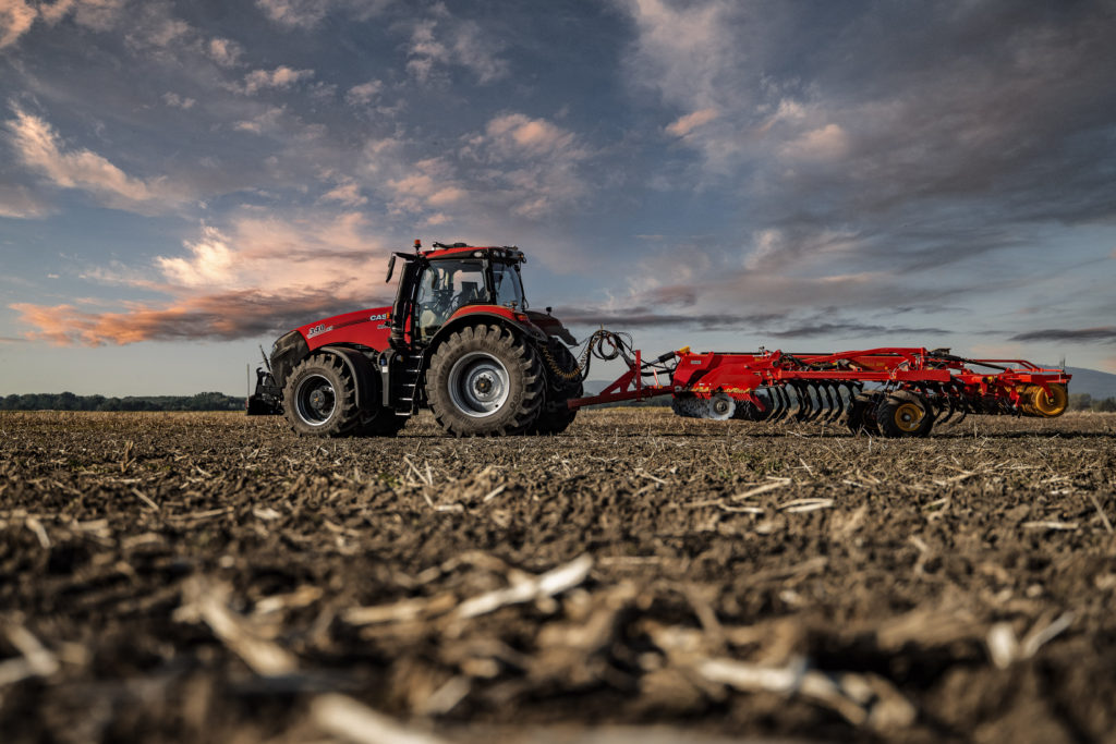 Autonomní systém zpracování půdy, založený na traktorech Case IH a půdozpracujícím stroji Case IH s technologií Raven Autonomy, pracuje s nejmodernější senzorovou technologií AFS Soil Command. 