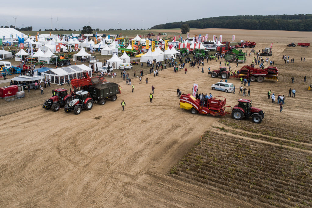 Výstava Potato Days UK pod širým nebem představuje experimentální pole i inovativní řešení pro pěstování a zpracování brambor na výstavní ploše a živé ukázky.