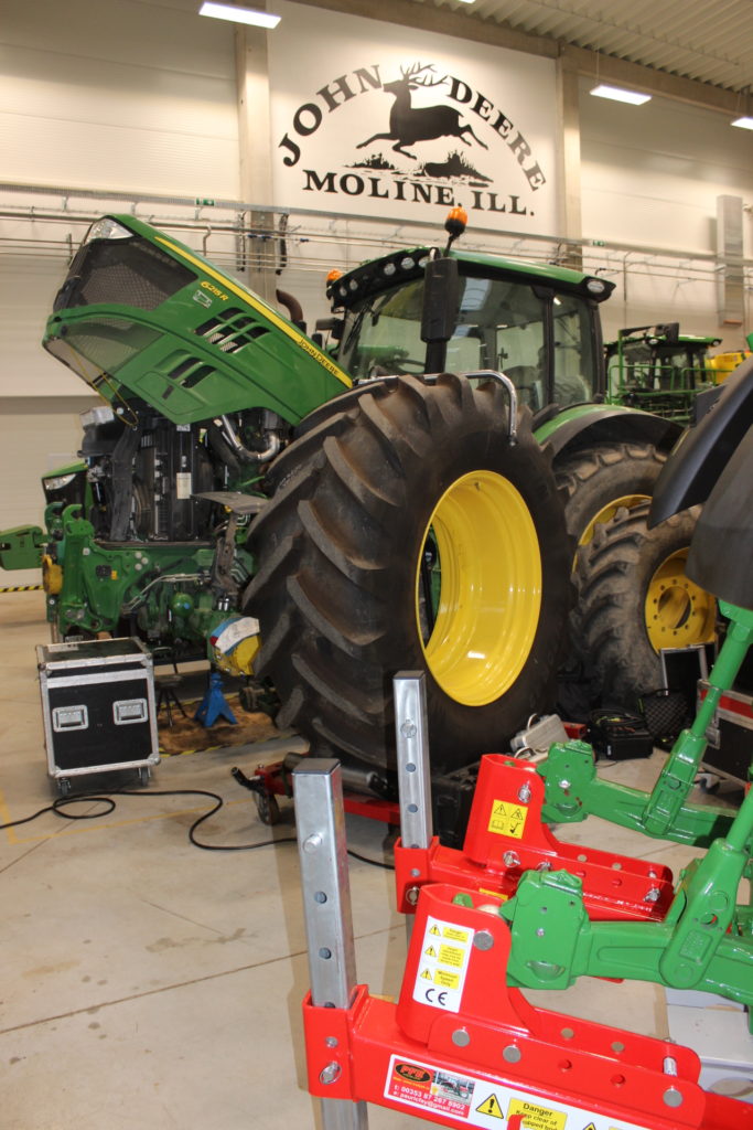 Pohled di servisní haly s technikou John Deere