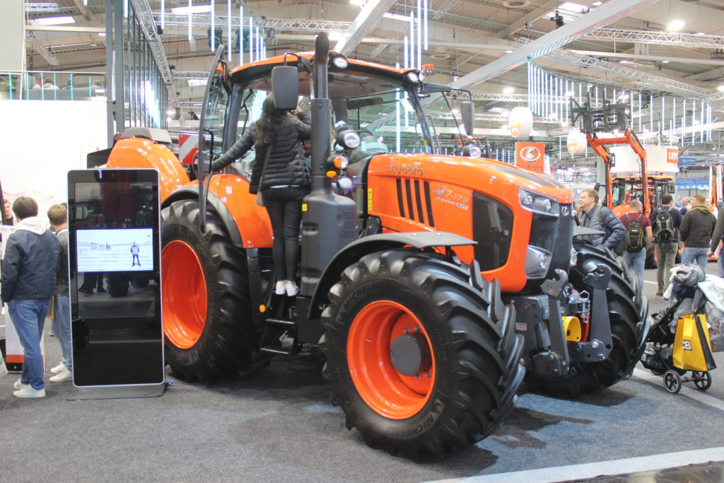 Univerzální kolové traktory s komfortní výbavou a výkonem motoru až 170 k vyrábí Kubota ve Francii.