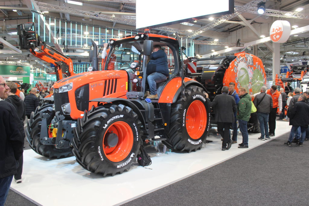 Traktory Kubota mohou být řízeny povely od svinovacího lisu Kubota v rámci systému TIM.
