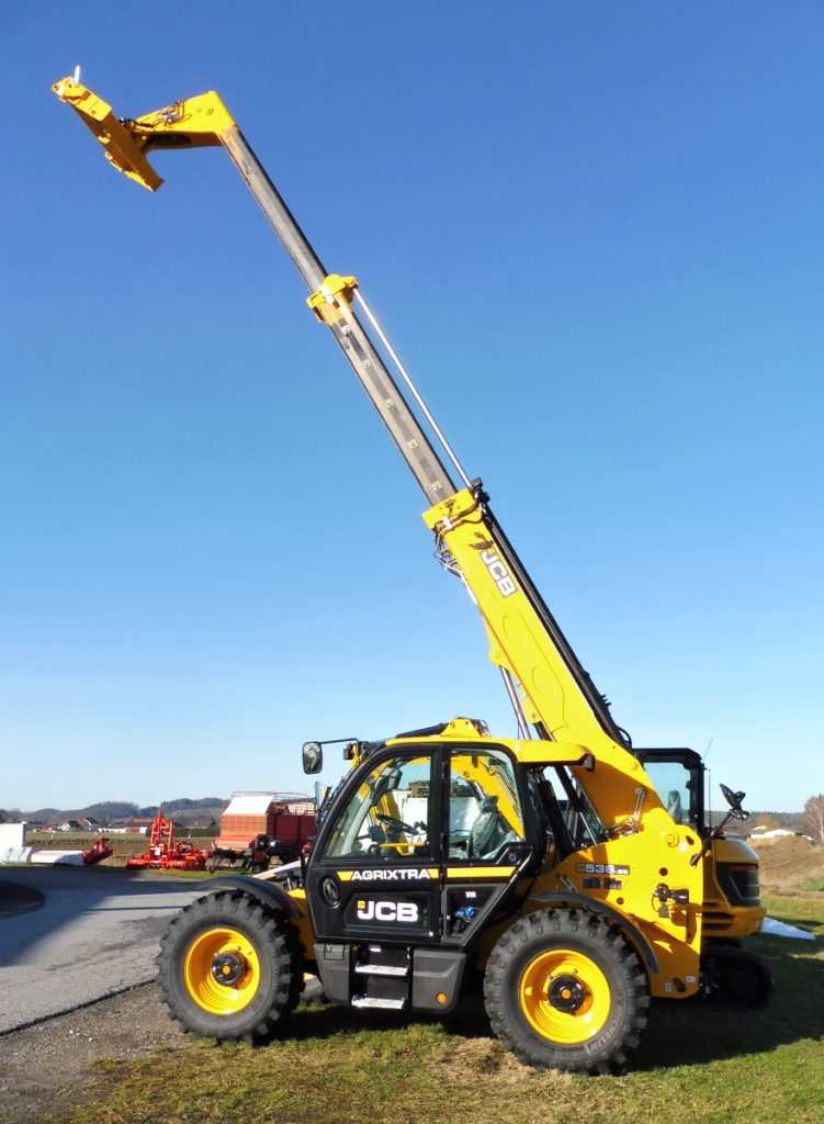 Nakladač osazený kombinací hydrostatické a stupňové převodovky