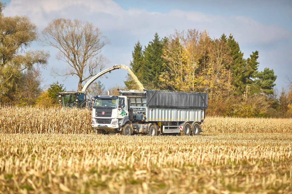 Firma Fliegl nabízí pro tzv. agro-trucky návěsy s vyprazdňováním pomocí výtlačného čela ve čtyřech provedeních. 