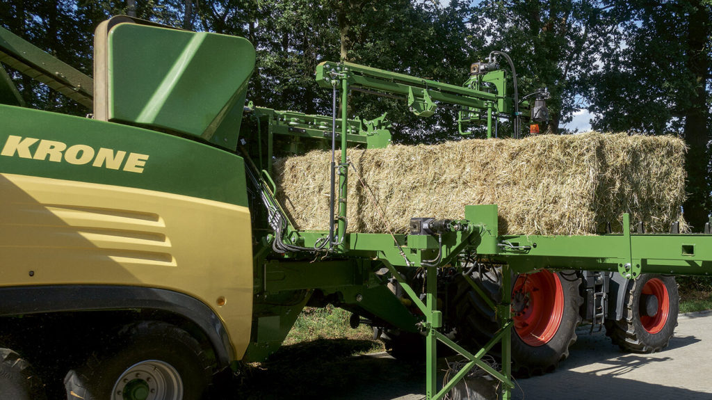 Ve stacionárním provozu jsou balíky dopravovány prostřednictvím sklopného hydraulického podávacího stolu