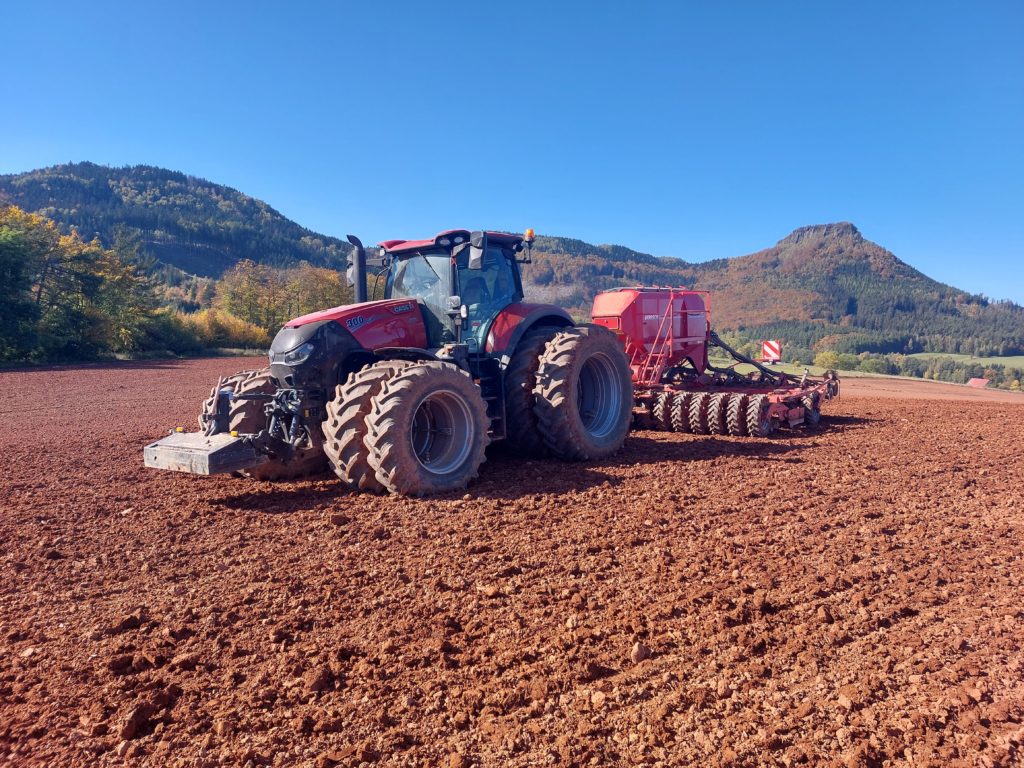 Pěkný pohled na přírodu i soupravu traktoru CaseIH Puma 300 se secím strojem Horsch Pronto 6 DC