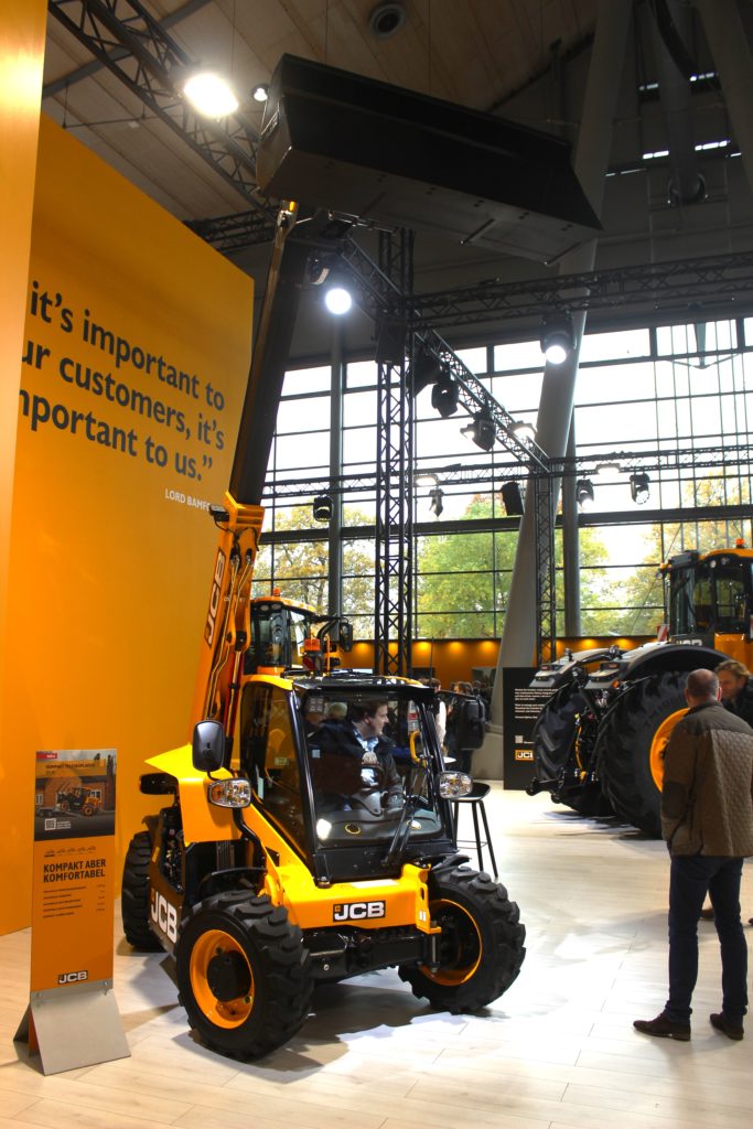 Svůj nejmenší teleskopický manipulátor 514-40 vystavoval výrobce JCB na svém stánku na mezinárodním veletrhu Agritechnica 2023 v Hannoveru. Výška až po střechu kabiny dosahuje pouhých 156 cm.