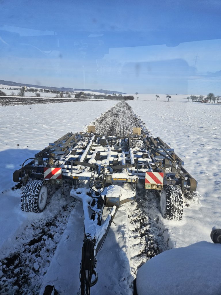 Kypřič Vario při zimním zpracování hrubé brázdy