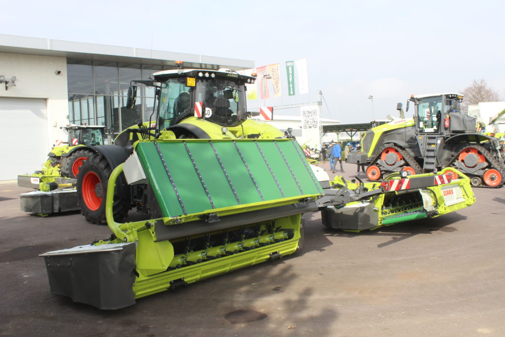 Claas Disco 9200 C Autoswather je žací kombinace se zařízením pro souběžnou úpravu píce a s řádným pracovním záběrem 9,10 m.