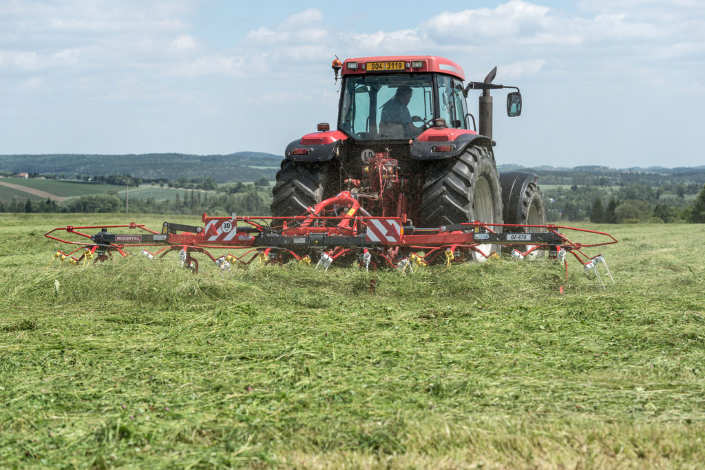 Favoritem mezi obraceči českého výrobce na středně velkých farmách jsou šestirotorové nesené modely.