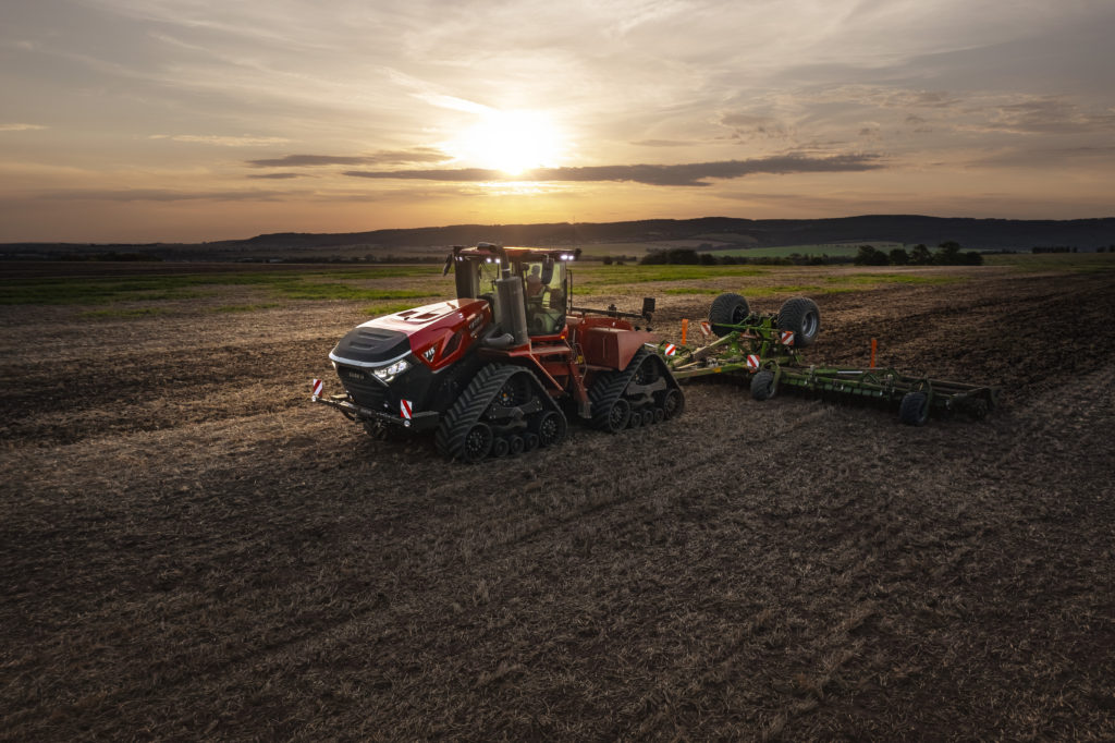 Styl nového traktoru Case IH Quadtrac 715 jej odlišuje od zavedených modelů řady Quadtrac a podtrhuje nejen větší tahový výkon traktoru, ale také jeho schopnost dosáhnout ještě vyšších standardů ochrany půdy díky větším pásovým jednotkám. 