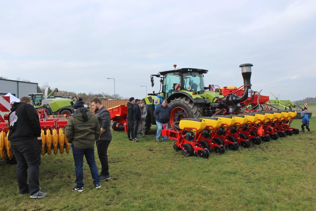 Ze závěsné techniky dominují stroje na zpracování půdy a setí Väderstad