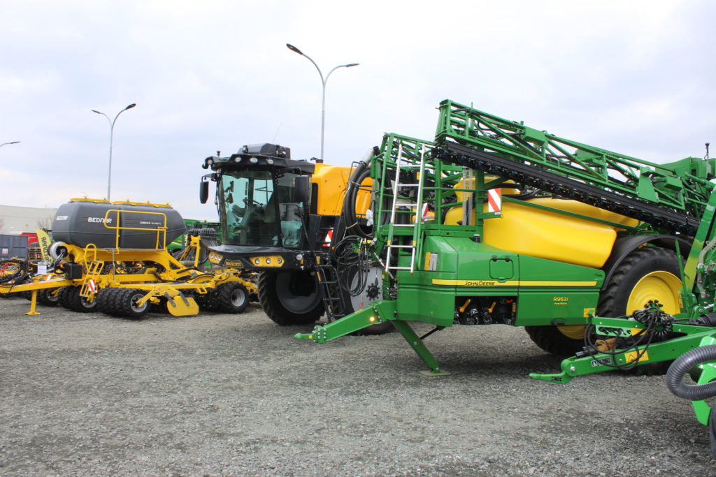 tažený postřikovač John Deere a samojízdný Mazzotti