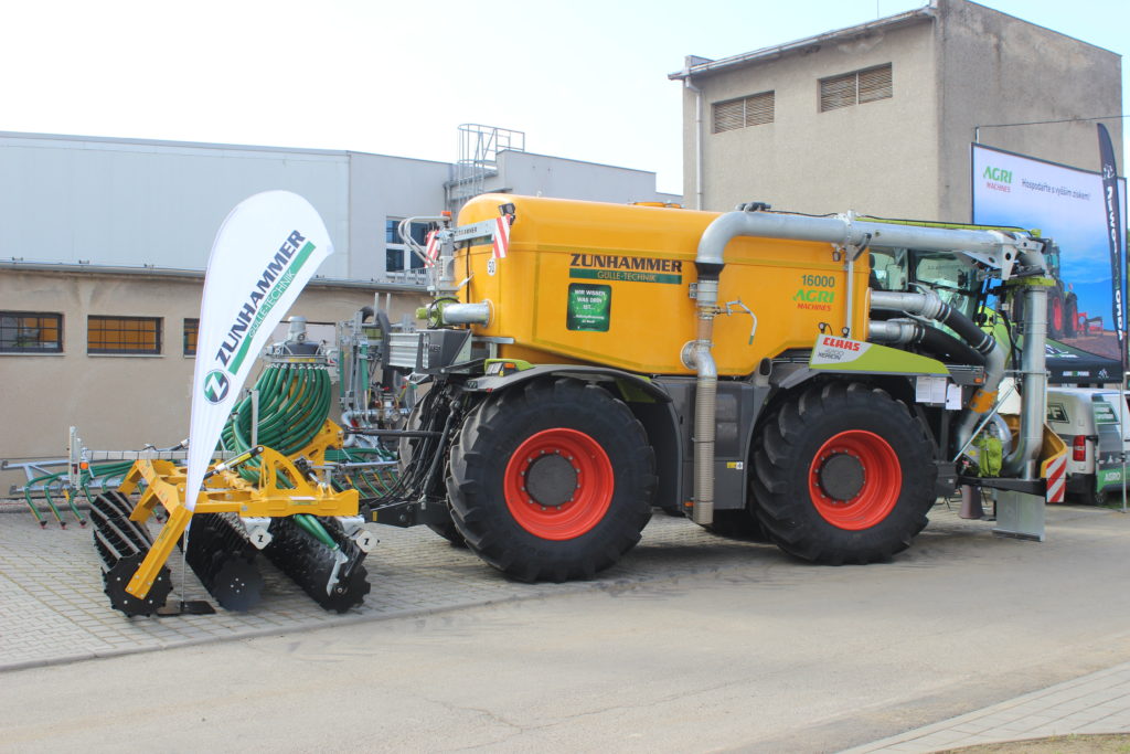 AgriMachines SE tradičně prodává samojízdné aplikátory Zunhammer, založené na traktorech Claas Xerion SaddleTrac 4000 a 4200