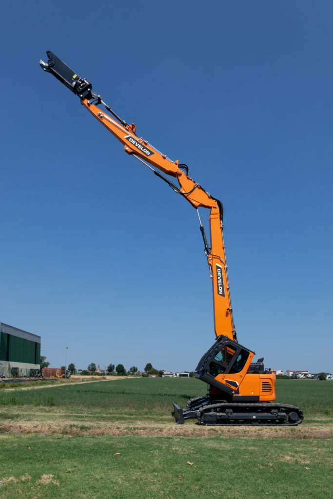 Ve verzi stroje DEVELON DX140RDM-7 pro duální použití činí výška čepu 14 m a maximální hmotnost nástroje 1450 kg (s volitelným prodlužovacím nástavcem délky 2 m).