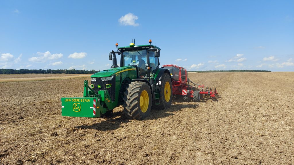 Secí stroj Horsch Focus 6 TD v závěsu traktoru John Deere 8370 R zasel v loňském roce 300 hektarů ozimé řepky. 