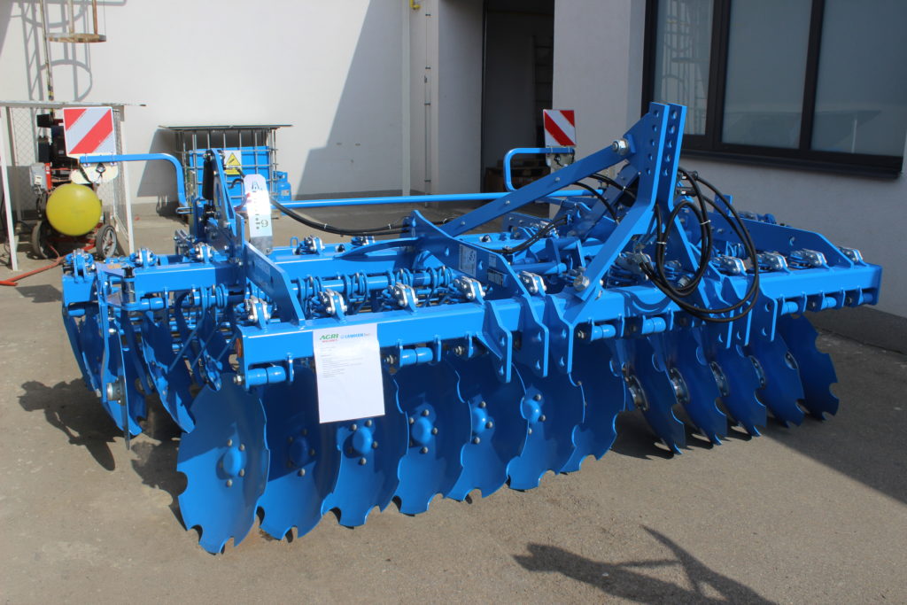 Za pluhem pak stál nástupce legendárních talířových podmítačů Rubin 9, model LEMKEN Rubin 10/300 v neseném provedení.