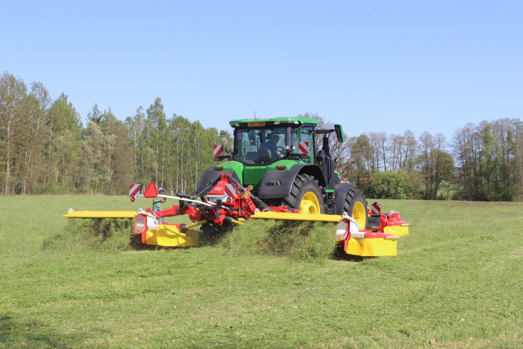 Nový „motýl“ NovaCat V 8400 ED je koncipován jako odlehčený model. Výhodou jsou malé nároky na výkon i hmotnost traktoru. 