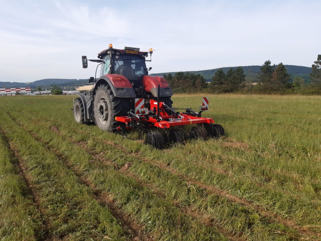 Hloubkový kypřič Talon Green je určený pro hluboké zpracování a provzdušnění trvalých travních porostů bez narušení porostu.