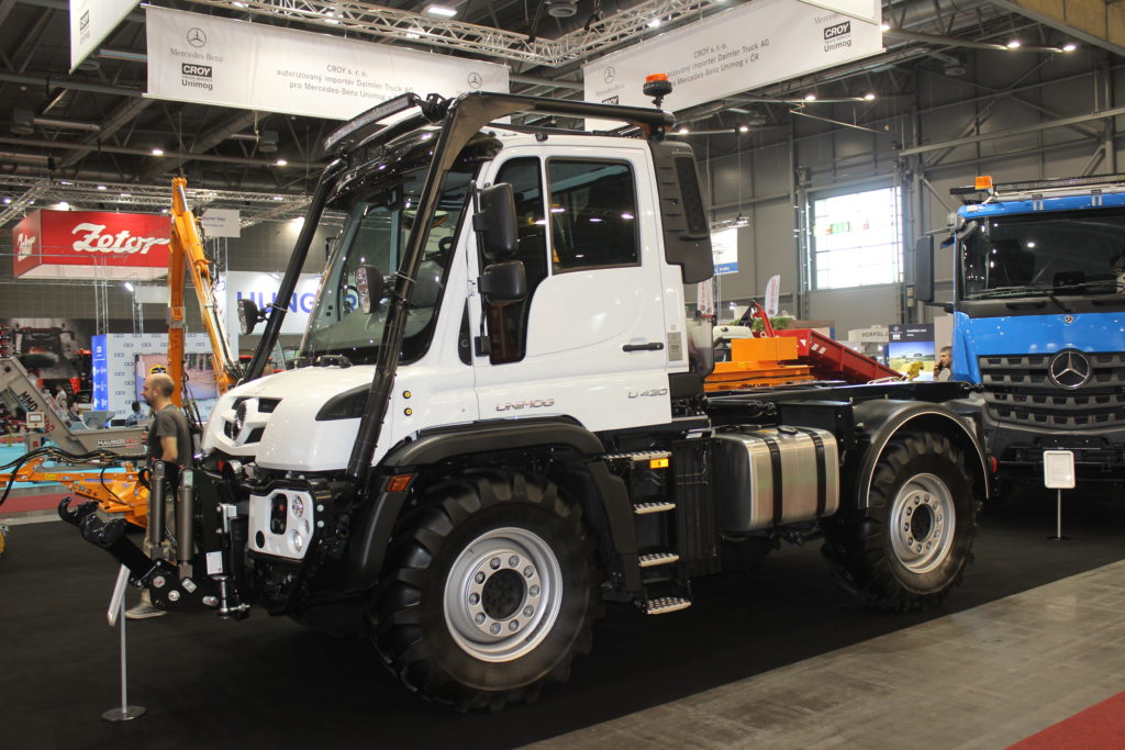 Vozidlo Mercedes-Benz Unimog U 430 bylo homologováno jako traktor a vybaveno pro univerzální využití v zemědělství.