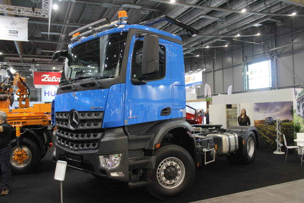 Mercedes-Benz Actros 1845 LS 4x2 HAD, homologovaný jako T1B traktor kolový, byl sedlový tahač s hydraulicky přípojným pohonem přední nápravy, usnadňujícím především vyproštění.