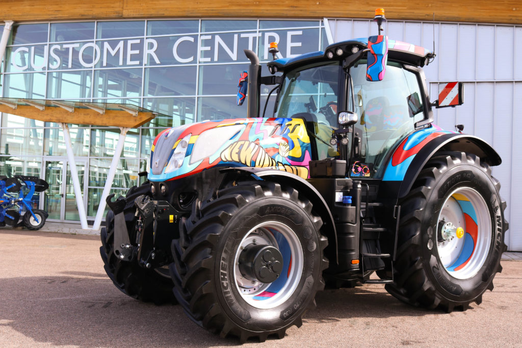 U příležitosti 60. narozenin závodu v Basildonu představila společnost New Holland slavnostní edici traktoru T7.300.