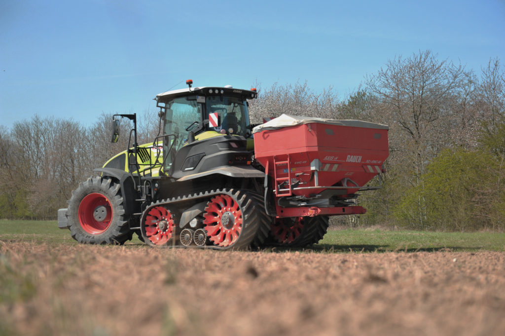 V podmínkách, kdy jsou pole obtížně průjezdná s kolovými stroji, traktor Claas Axion Terra Trac výborně funguje při jarním hnojení a opatřeních na ochranu plodin