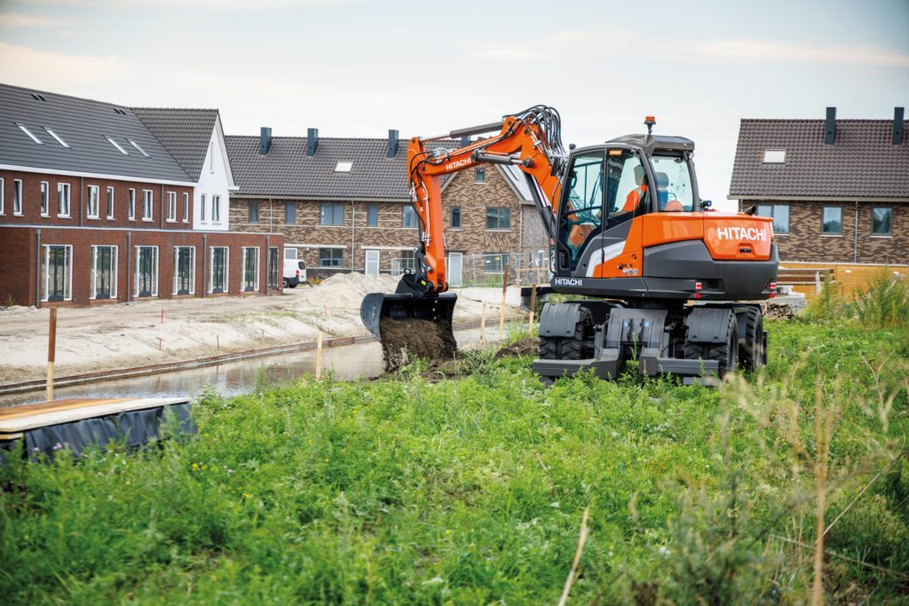 Model Hitachi ZX95W-7 je díky řízení všech kol výjimečně obratný a nabízí vynikající nosnost pro dosažení vysoké produktivity.