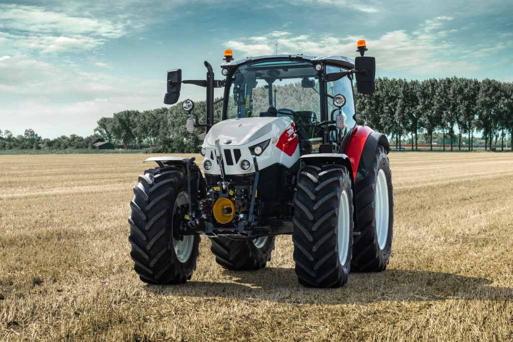 Steyr Plus, nová modelová řada ve výkonovém rozpětí 80-117 k, která debutovala na veletrhu Agritechnica 2023 a přináší zcela nový styl do řady traktorů Steyr, je vítězem v kategorii Red Dot Product Design. 