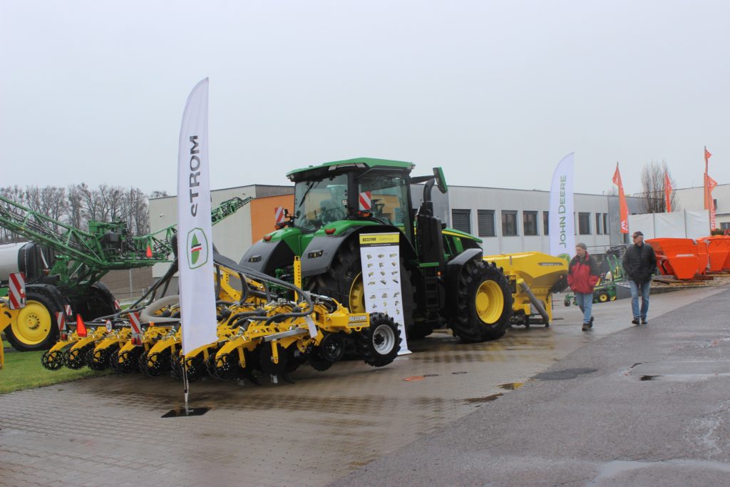 Traktor John Deere 7R 290 se strojem Strip Master EN 6000