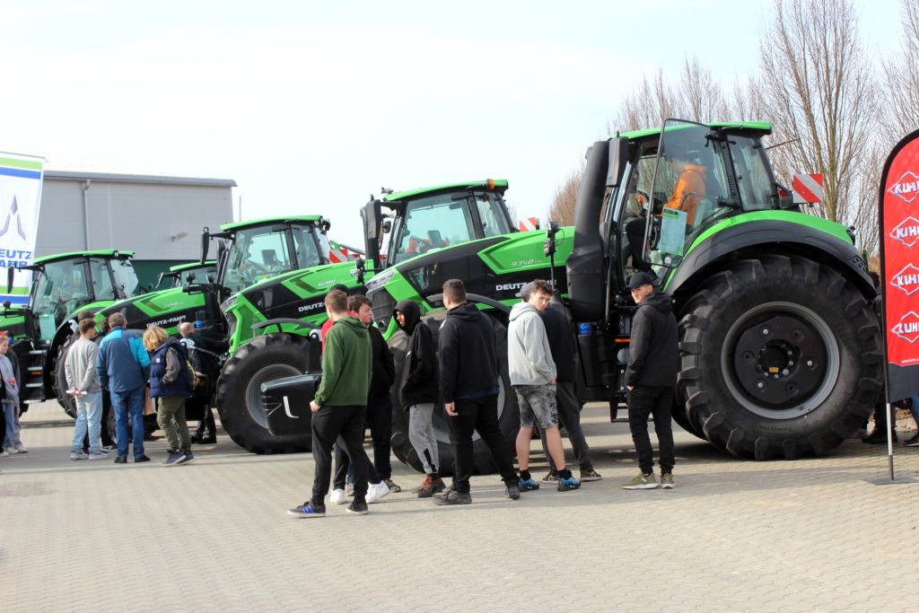 Areál firmy GARNEA zaplnily desítky zelených traktorů DEUTZ-FAHR