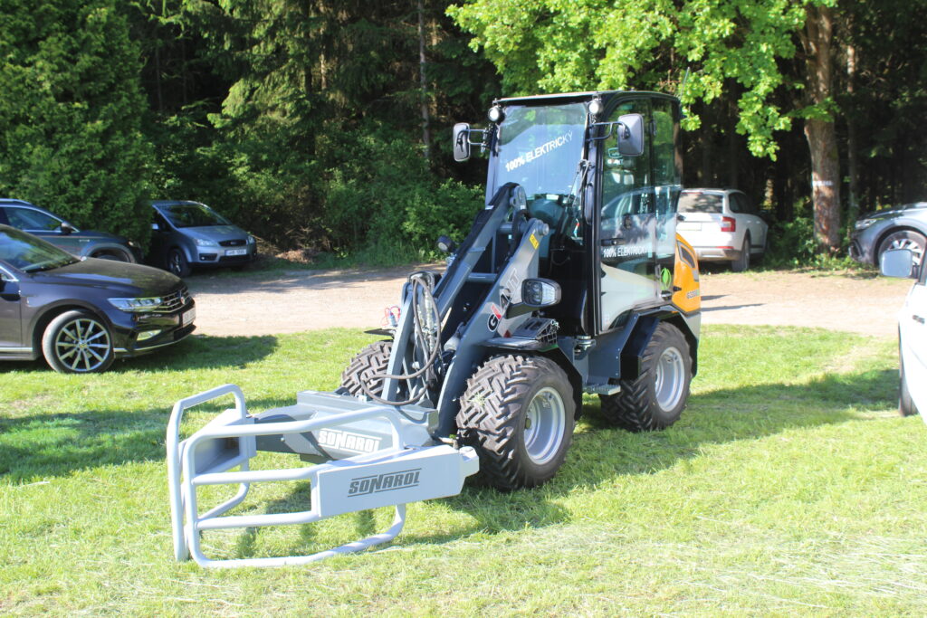 Nakladač GIANT G2200E má plně elektrický pohon. Hmotnost stroje činí 2200 kilogramů.