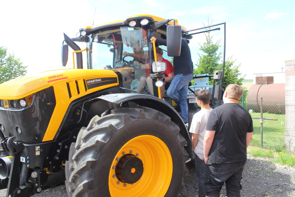 O vyzkoušení nového ovládání u traktoru JCB Fastrac 4220 iCON byl enormní zájem.