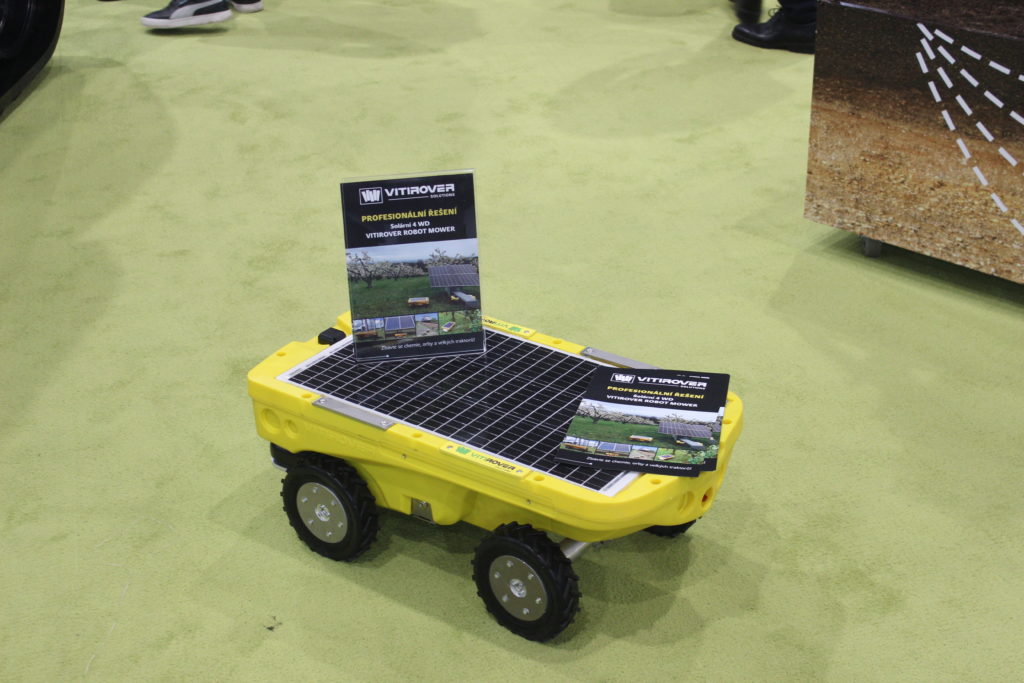 Autonomní travní sekačka pro travnaté plochy do cca 2 ha Vitirover Robot Mower Solar 4 WD VR8 pracuje autonomně na základě naprogramované trasy a není potřeba pokládat žádné dráty či vodicí prvky.